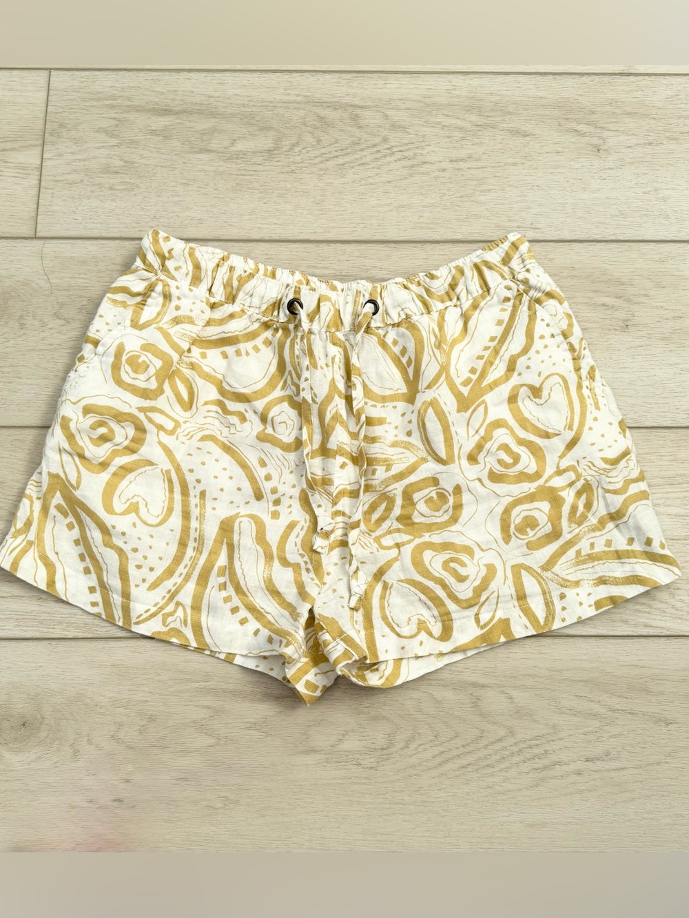 C&C California 100% Linen Shorts Yellow Abstract Print